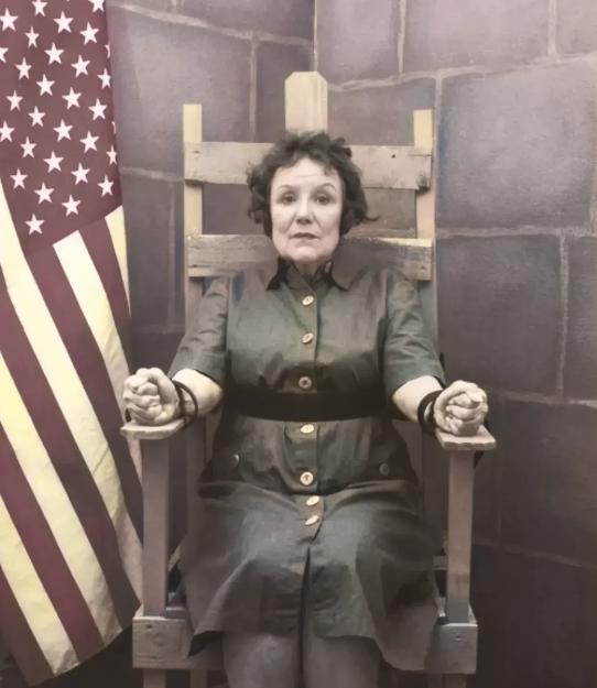 这个女人叫艾瑟尔，1953年，被判死刑。当她被绑在电击椅上时，她仍然大声