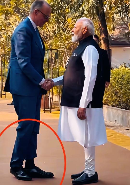 墨茨见莫迪这么激动吗？裤子都没来得及整理吗？墨茨这裤脚处褶皱是不是有点乱啊！