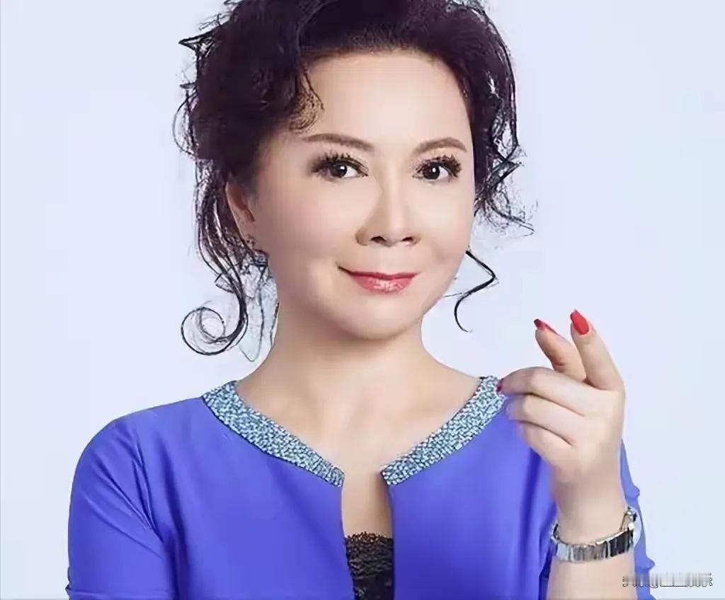 64岁的蔡明，身价千万，在舞台上光芒四射，是备受观众喜爱的喜剧演员。可褪去光环，