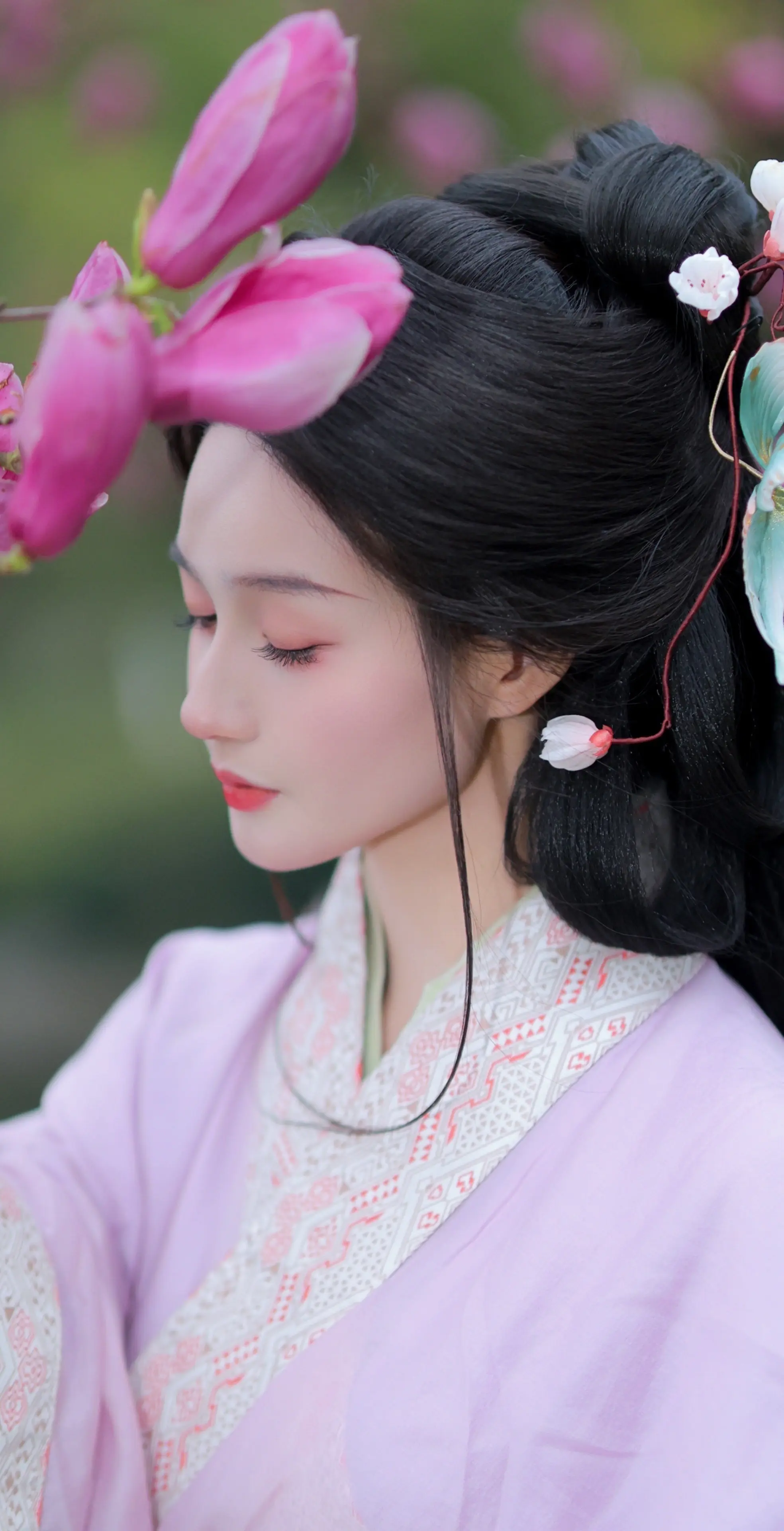 忽见粉蝶潜入窗，回望罗床唤君郎。