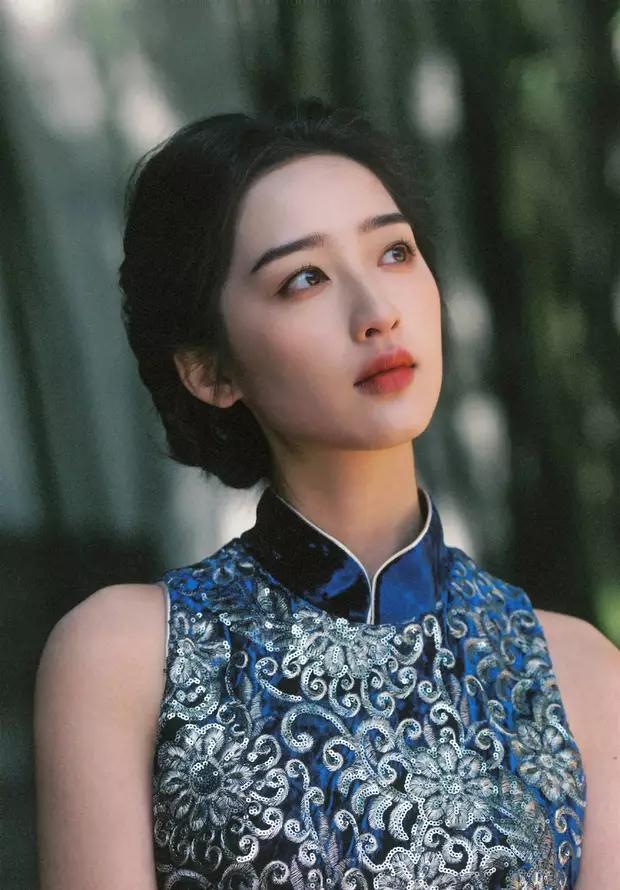 邓恩熙穿深蓝色旗袍化身民国少女，盘发造型知性优雅​​​