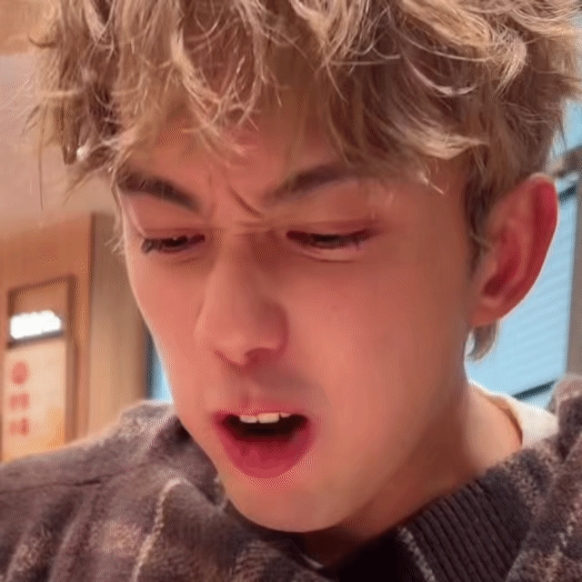 吴磊四套减三套帅的有一套吴磊白色大衣路透🤩谁看了不感叹！吴磊身着白色双排扣