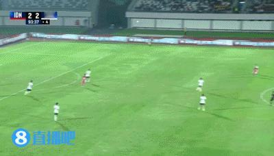 张柏霖绝杀U17印尼队的进球太戏剧性了，这个球先是小角度打近角击中了门柱，没想到