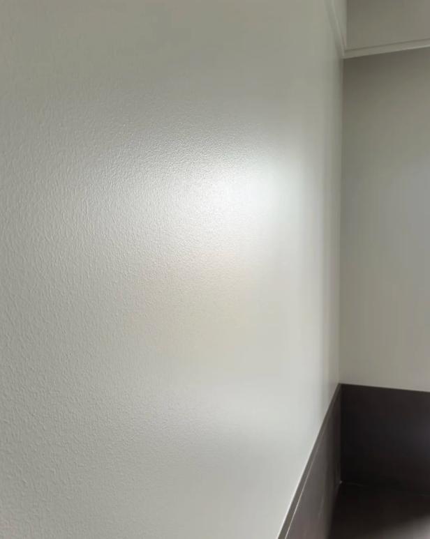 闺蜜家装修完半年，客厅墙面裂得像蜘蛛网！油工说是墙体问题，结果老师傅一看：这6步