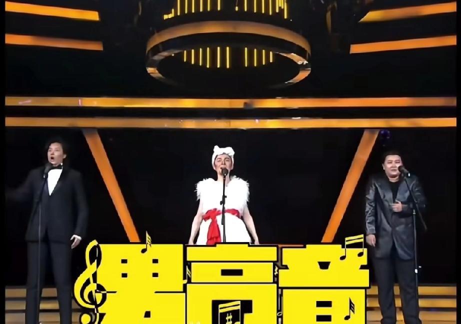 瞿颖最聪明的，不是走上T台，而是第一个从T台上跳下来，砸了自己的饭碗。一边是