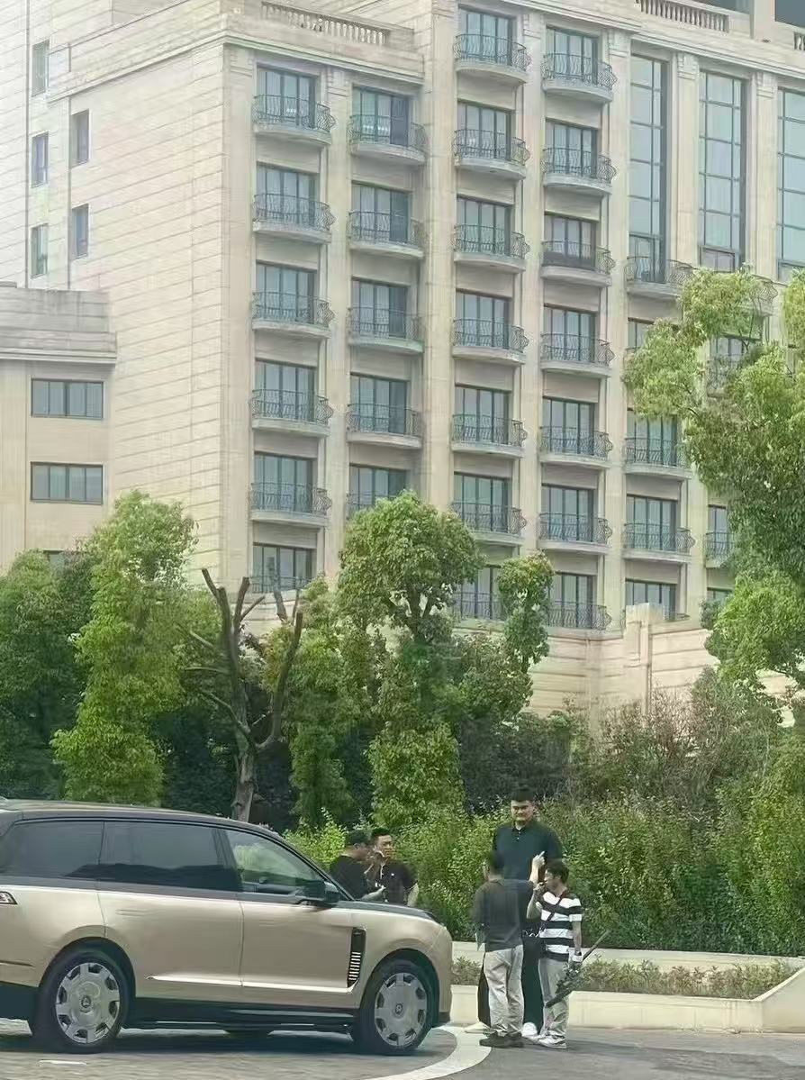 卧槽，姚主席这是要买ES9了。我刚跟朋友确认一个ES9的订单，准车主是开法拉利的