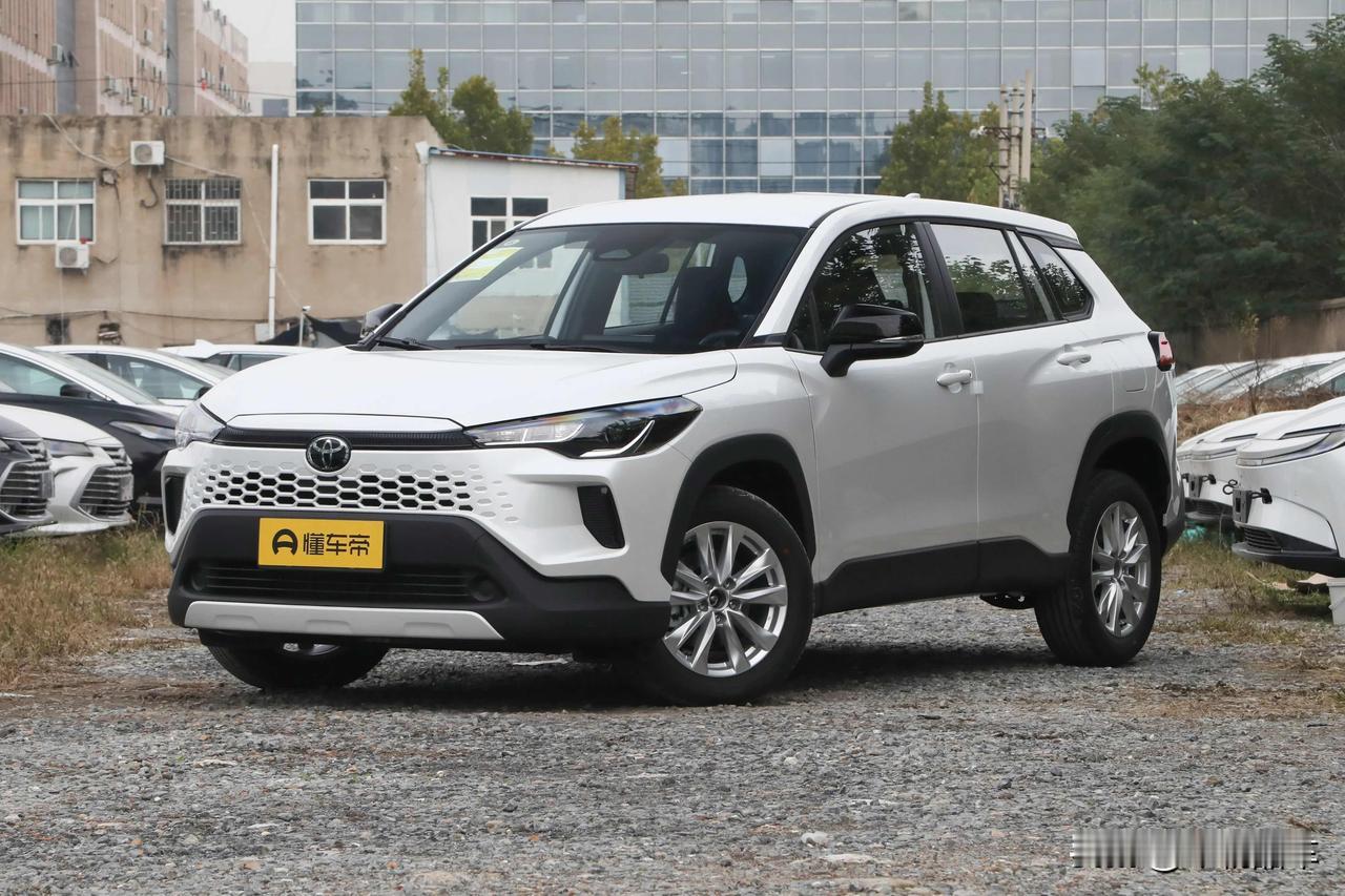 卡罗拉锐放这次改款，真有点“放下矜持”的意思。前脸弄了个无边界格栅，一堆小孔洞设