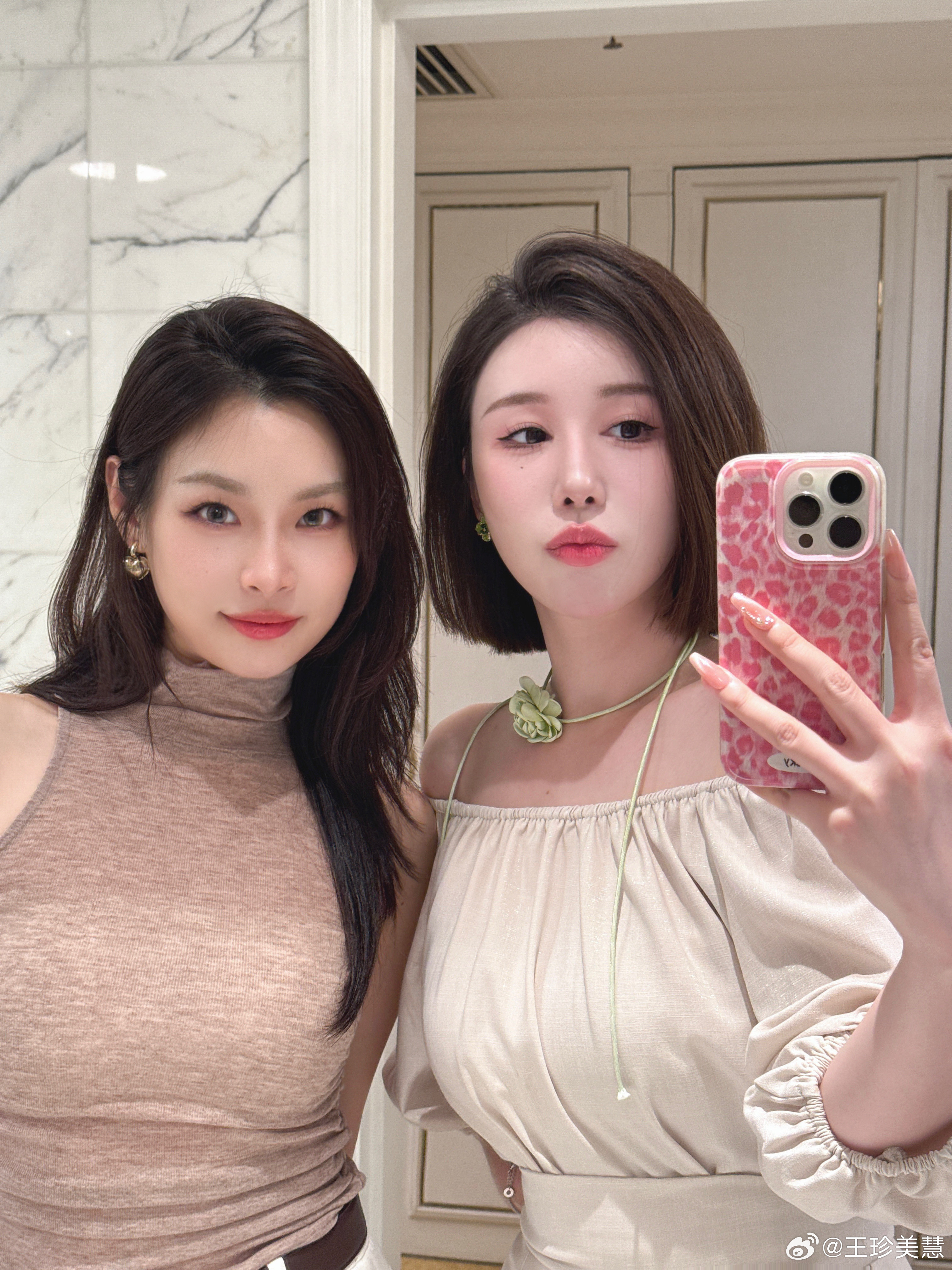 昨晚的自拍，忘记发了哎～我怎么认识这么多美女呀[doge]​​​