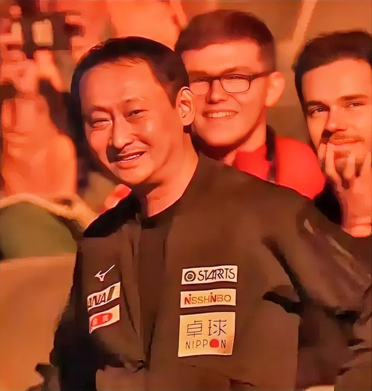 张本宇高兴极了！1、儿子张本智和，在伦敦挑战赛男单决赛，爆冷输给了邱党，丢掉