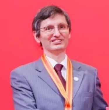 米哈伊尔・科尔罗夫，来自俄罗斯的顶尖数学博士，特聘教授、博士生导师，来华后选择全