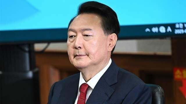 当地时间1月13日上午，韩国前总统尹锡悦发动紧急戒严涉嫌触犯“内乱罪”一案一审结