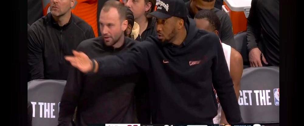 更衣室的柜门，被哈登一脚踹开！毛巾狠狠砸在地上，他冲着助教就吼...