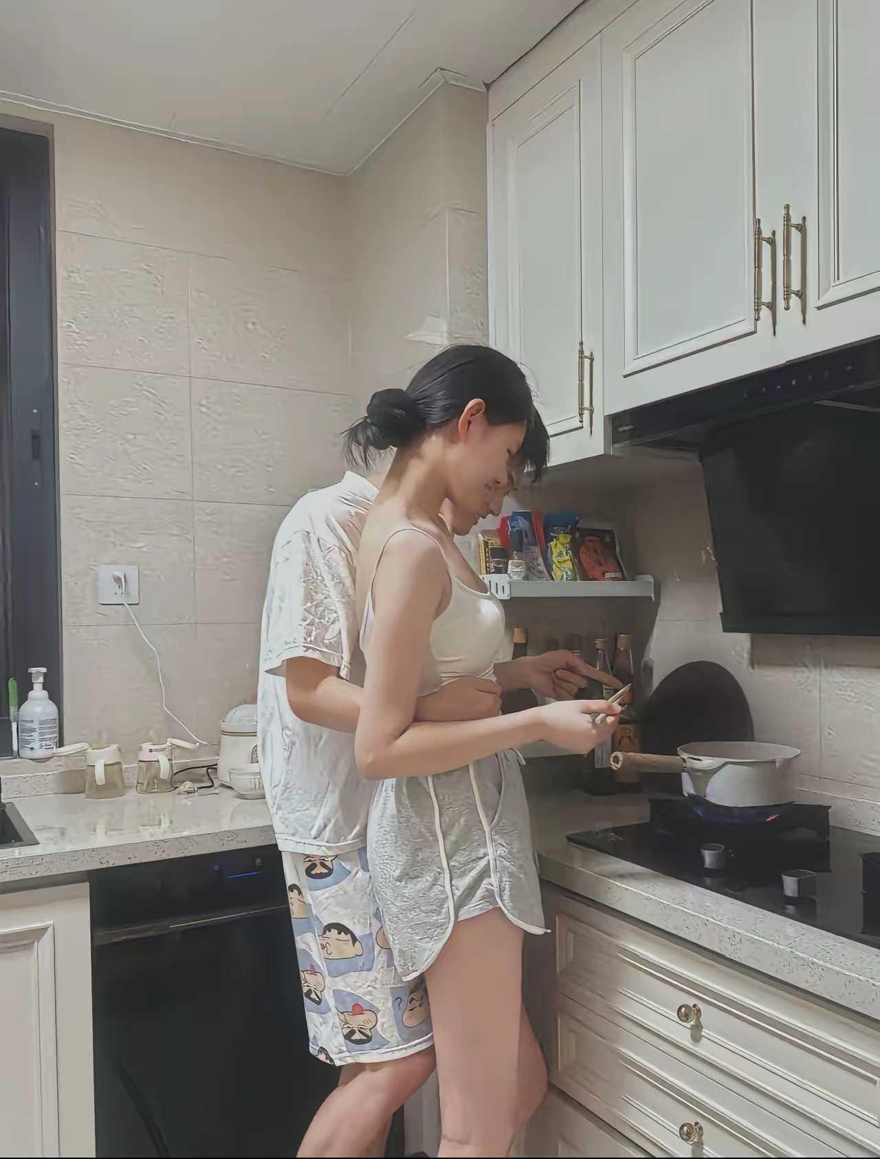这绝对是热恋期的一对情侣，下厨间隙，也要紧紧依偎，一刻也不想和对方疏远。热恋期的