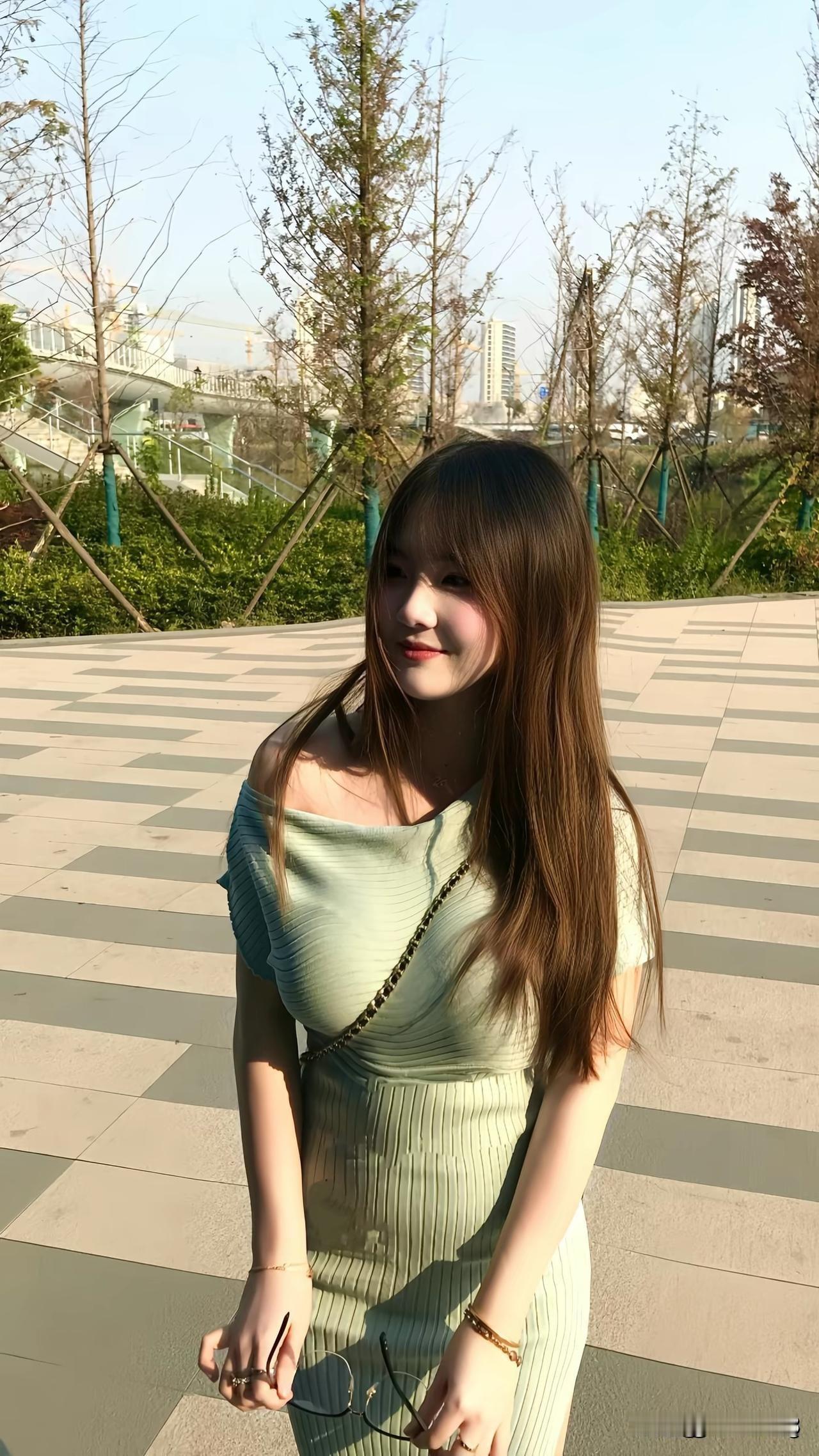 绿衣美人倚，笑语入春风。