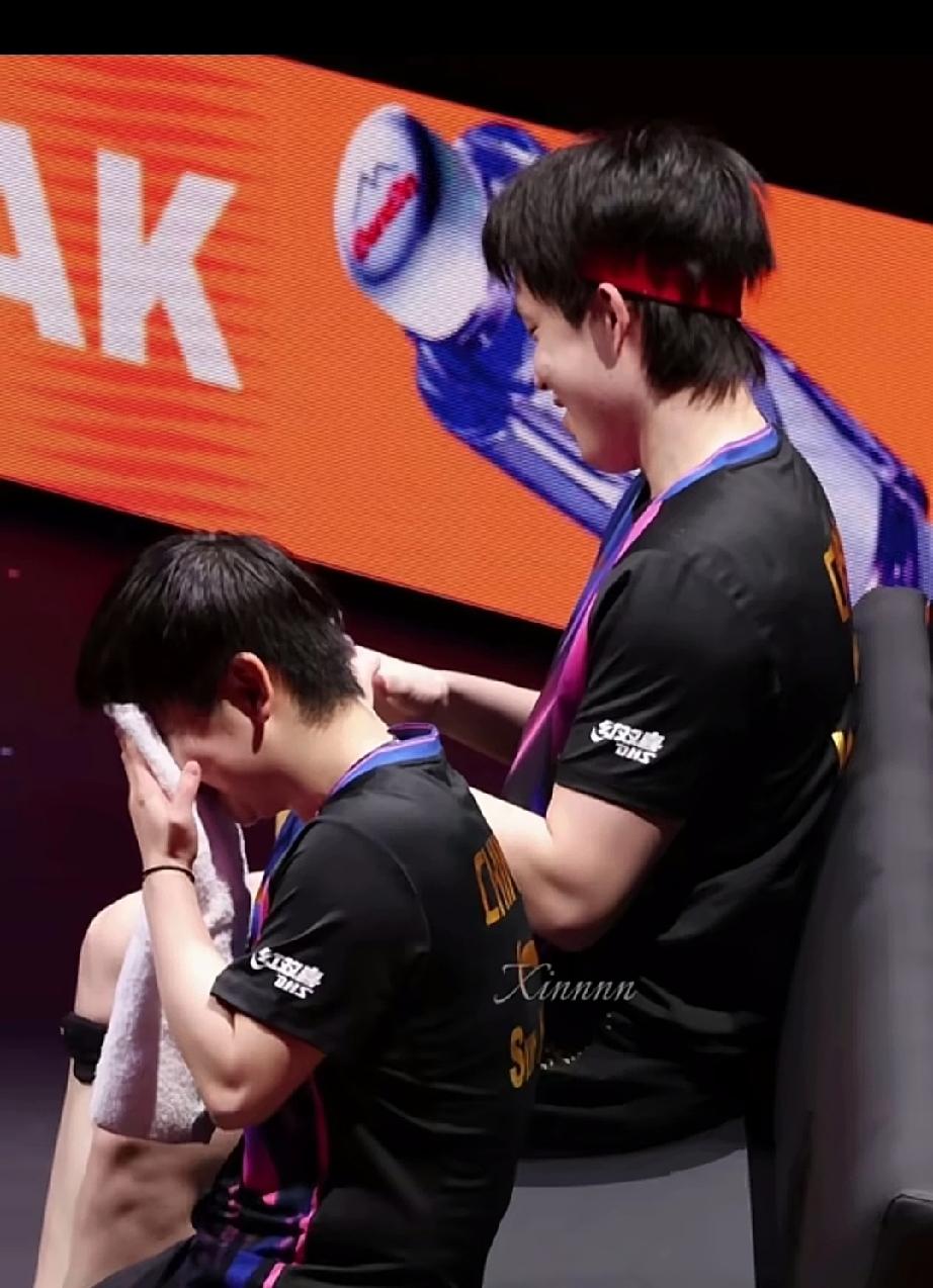 莎莎控制不住的笑，拿毛巾盖住脸都着不住！香港WTT混双比赛莎头对小石头蒯曼的比