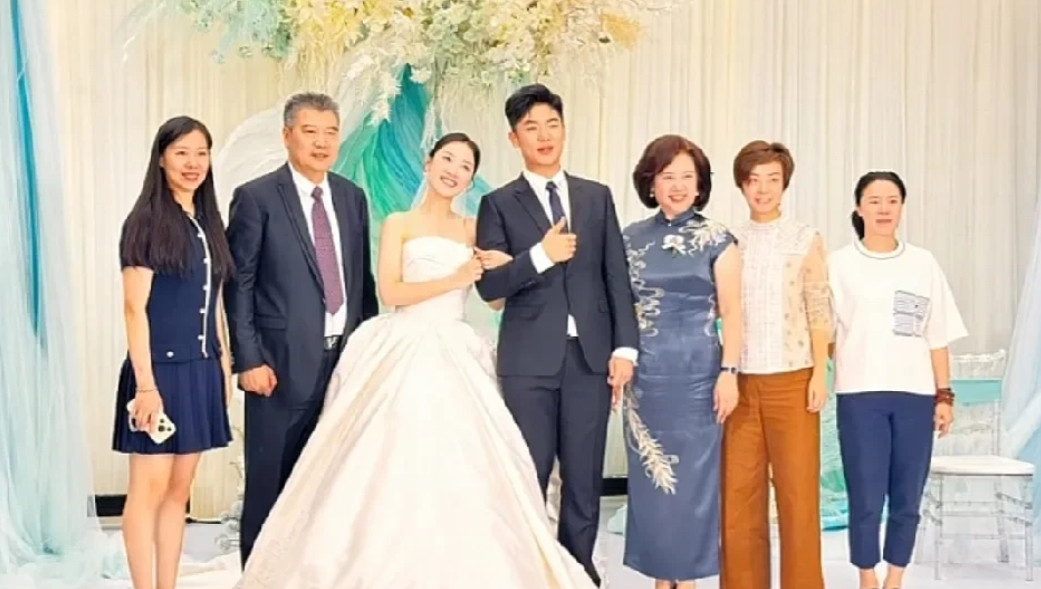 李爷爷的闺女结婚啦，好多姑娘都去婚礼现场了呢。这时候就有人问了：“哎，莎莎咋没来