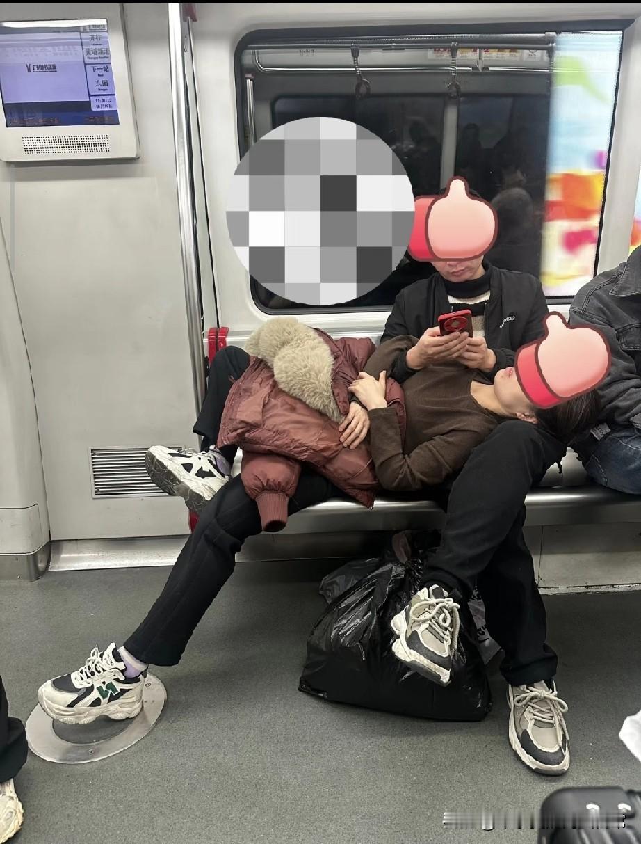 广州地铁这幕真的让人一言难尽今早坐广州地铁，撞见的画面直接刷新我对公共礼仪