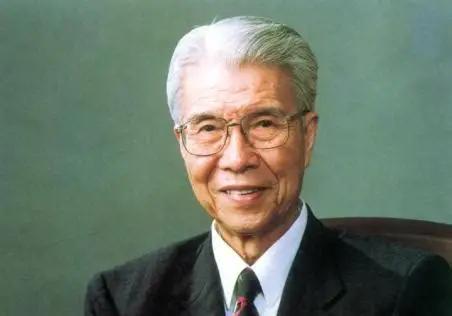 1948年，他不顾妻子反对，用刀划开出生仅3天的女儿后背。看着女儿奄奄一息，妻子