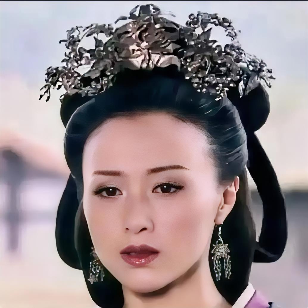 公元前204年，薄姬发现自己怀孕后感到恐惧，她立即来到吕雉的寝宫，胆怯地说道：“