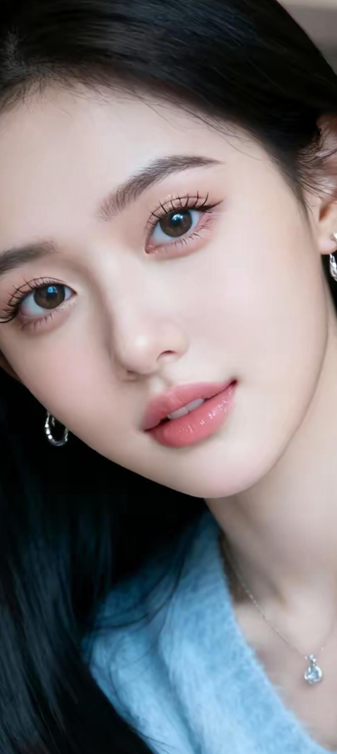 甜美少女心，温柔似水，粉色唇妆，精致妆容，完美无瑕。