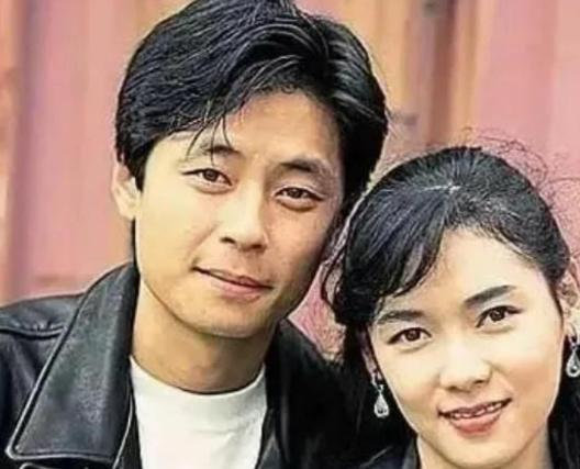1990年，王杰为了试探女友是否真的爱他，两人吃了一顿50000元的饭后，他对女