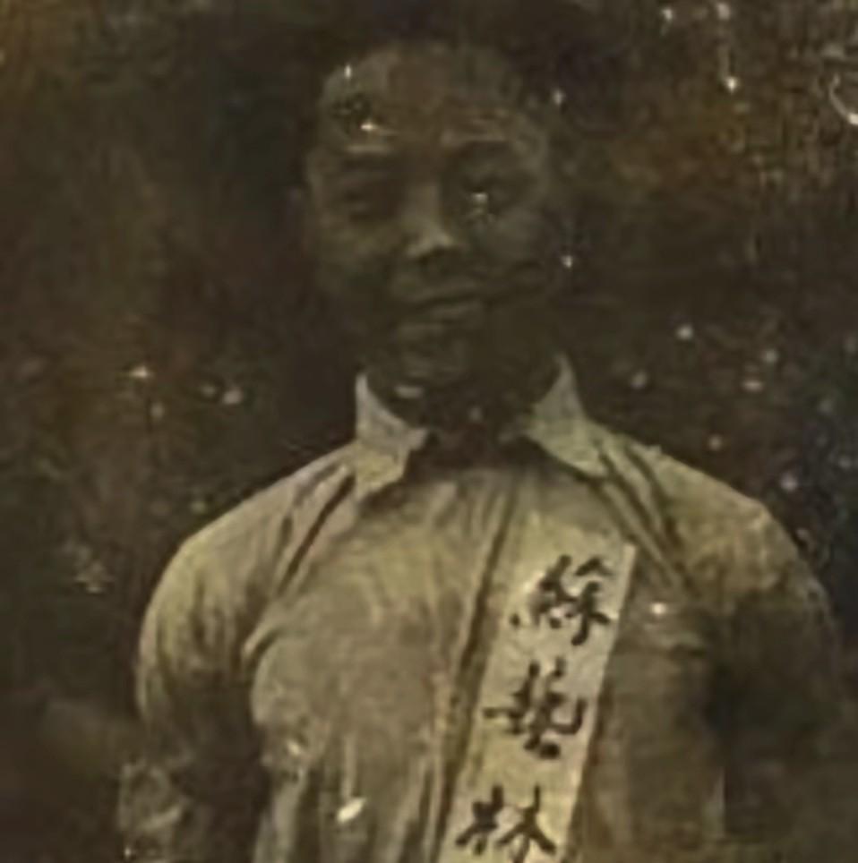 这张照片是苏艺林烈士临刑前留下的，拍于1950年。原本画面已经模糊，边角也被虫蛀