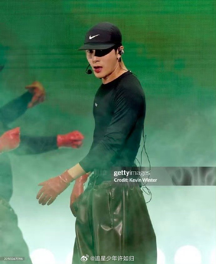 王嘉尔人体节拍器王嘉尔这哪是在跳舞，分明是在用身体打拍子！LA音乐节上每个动作