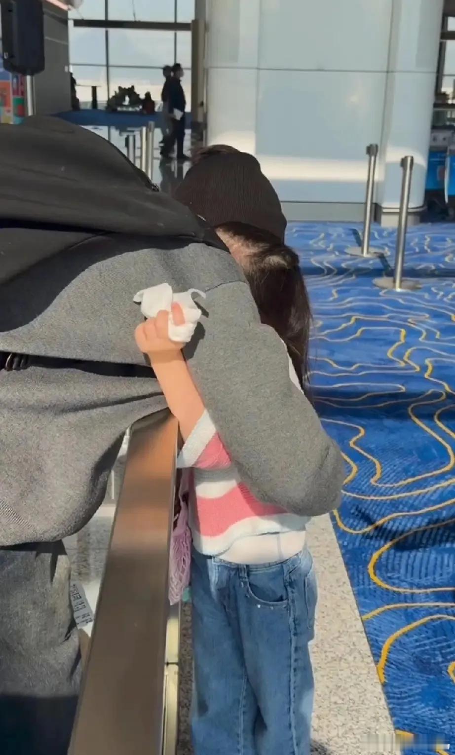 看到向佐和女儿抱头痛哭，才明白郭碧婷和向佐两地分居，最难过的还是孩子，给公公过完