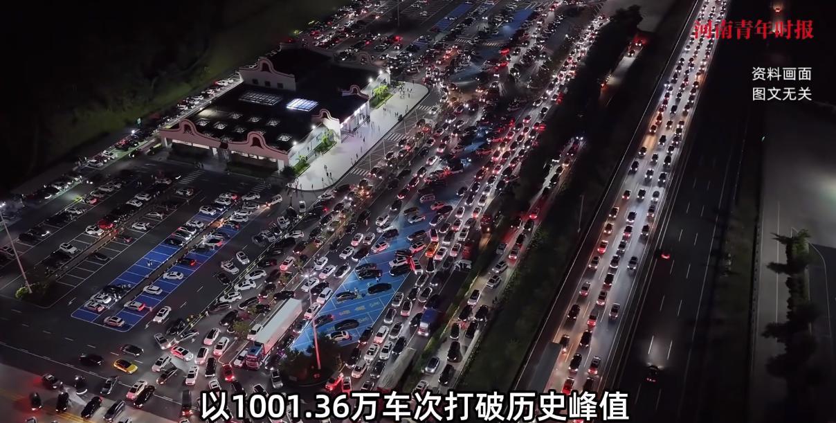“人怎么能这么聪明！”10月1日，广东，一男子开车本打算出门旅游，为此他还特意提