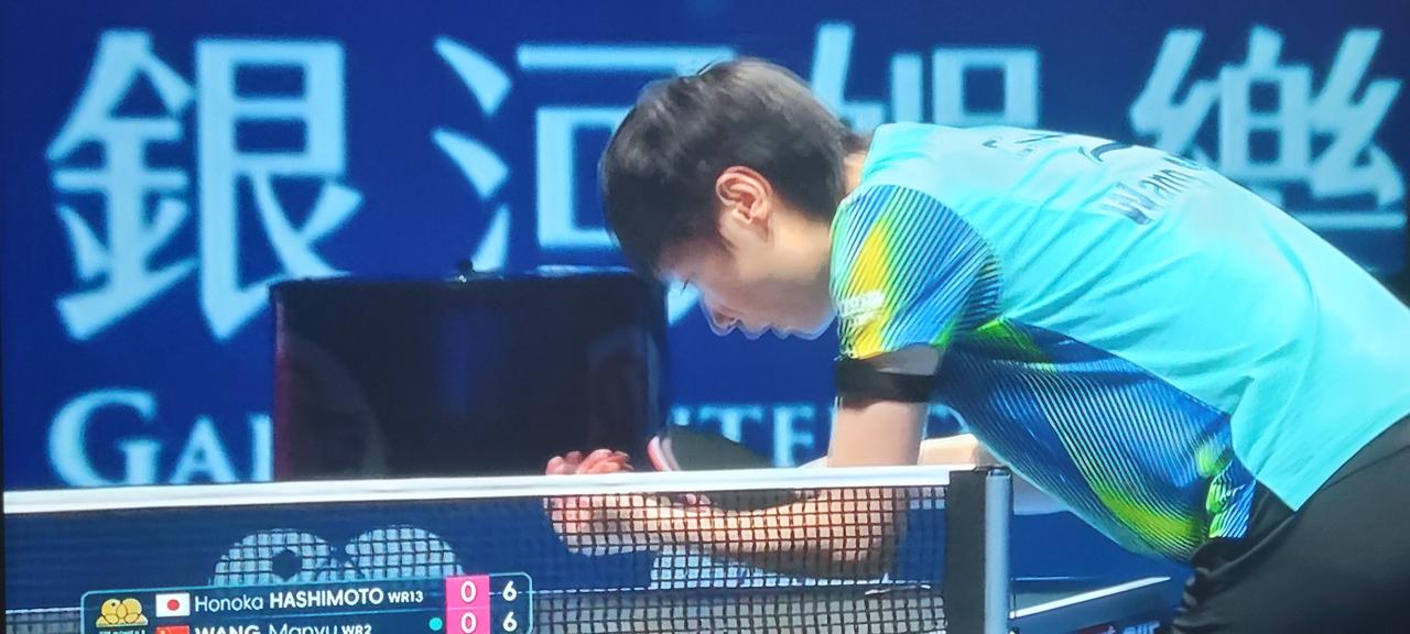 前四局曼昱大比分2:2与桥本帆乃香打成平手！第一局双方都准备十分充分，比分交替