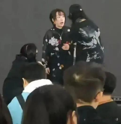 我发觉，有些人真是“圣母心”泛滥、善良的过分，日本女歌手大槻真希在上海的演出中途