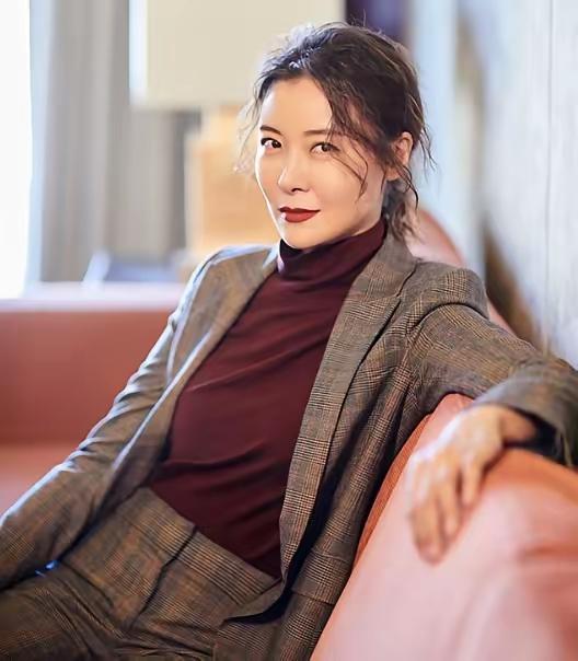 柯蓝说从18岁开始谈遍各种恋爱，却不结婚不要孩子，这态度真够洒脱。她出身优渥，长