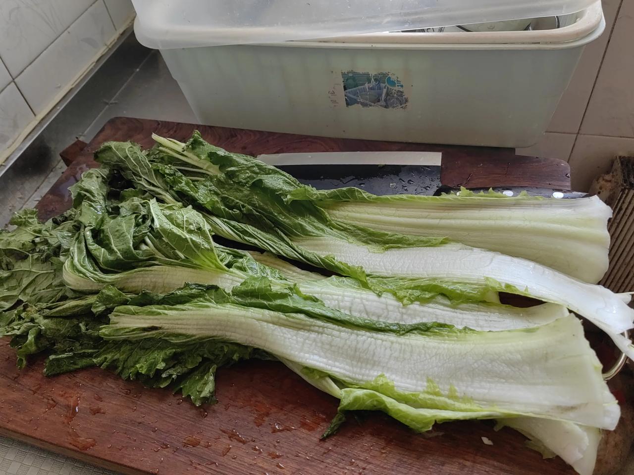 以前白菜便宜的时候，一颗白菜扒成大白娃娃，扔掉差不多一小半，一点也不心疼。今天