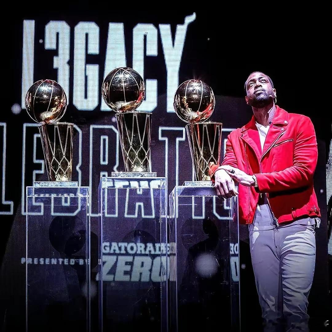 韦德这波操作太猛了！直接在播客里爆料，当年和詹姆斯联手就是为了干掉科比。想想那时