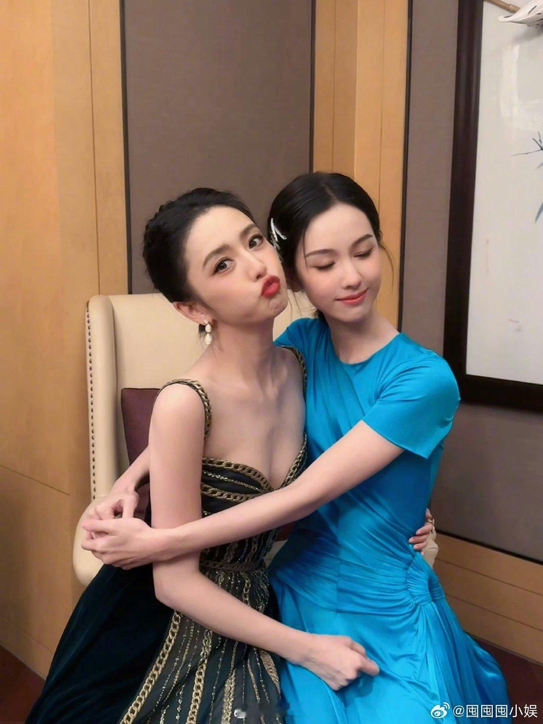 佟丽娅陈都灵合照佟丽娅搂陈都灵腰丫丫伸手搂住都灵的腰，两位美女的状态真的没话说，