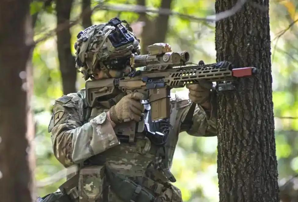 单兵轻武器的天花板被中美俄轮番刷新，到底谁才是真正硬核的战场“神装”？作为全球军