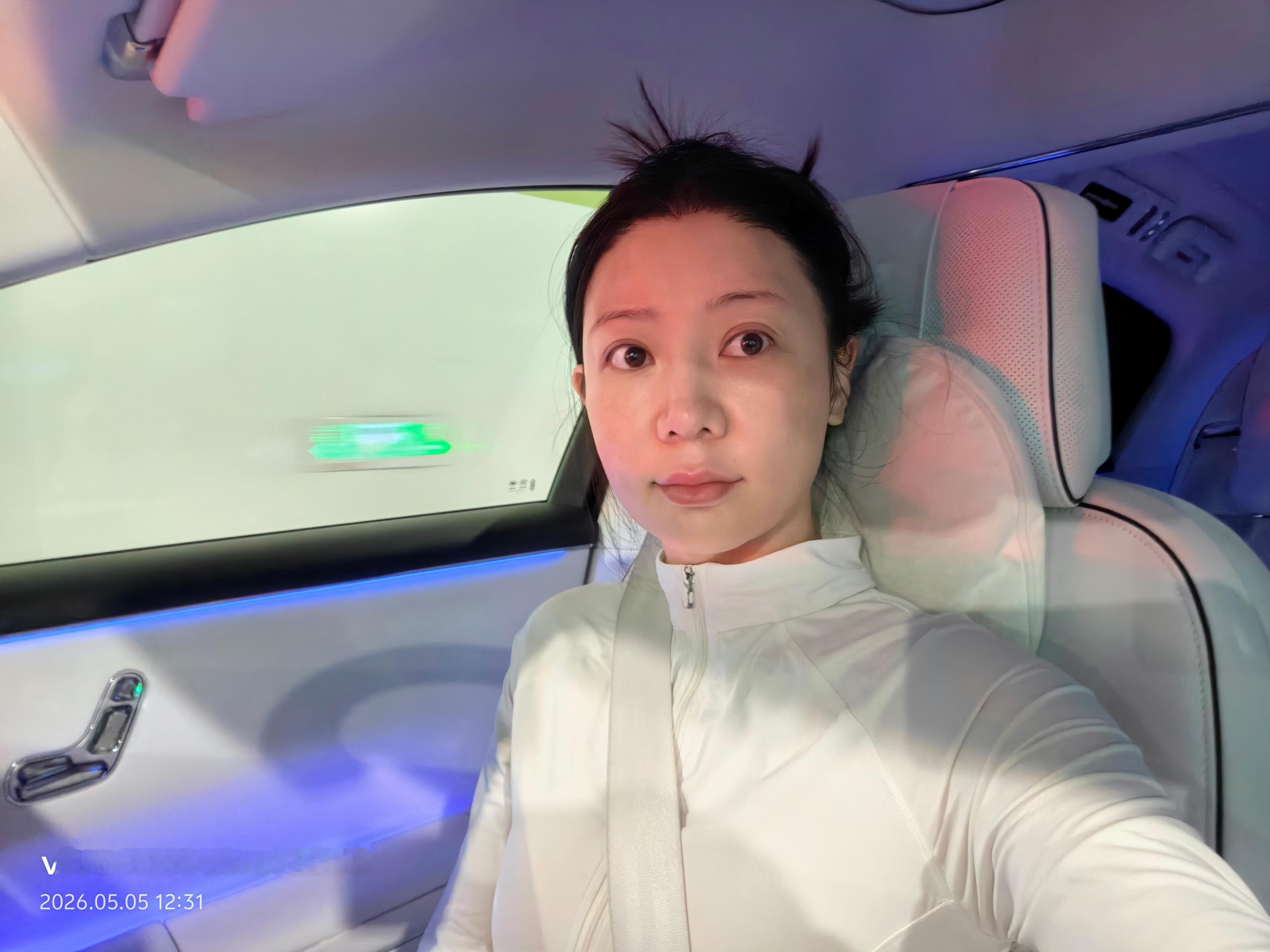 我的小狗真是受不了一点苦今天开尊界带它出门，一开始坐立不安，打开副驾座椅通风后，