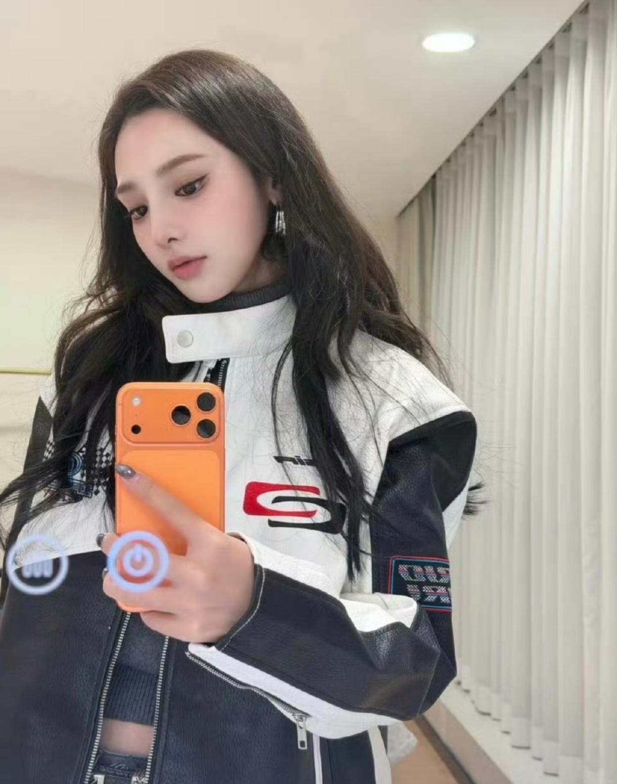 心态好真的有用，谁能想到，彭小苒在宣传活动中，当场摘下假发片，大大方方承认自