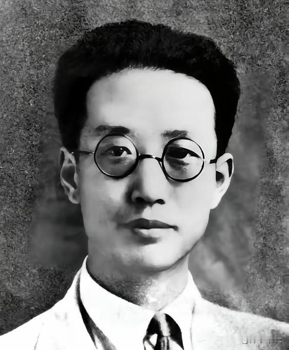 一同参观瞿秋白纪念馆，朋友问道：“瞿秋白相当于什么地位？”淡然一笑：“他是党内极