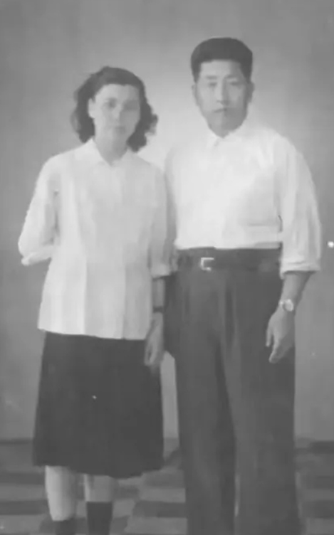 1947年，一个副司令路过湖北黄安时，经过老家村子，当他敲开自家门时，十八年未见