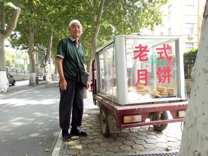 中老年人该不该锻炼?中老年人太该锻炼了！我国多数老人四肢细、肚子大，走路姿态尽