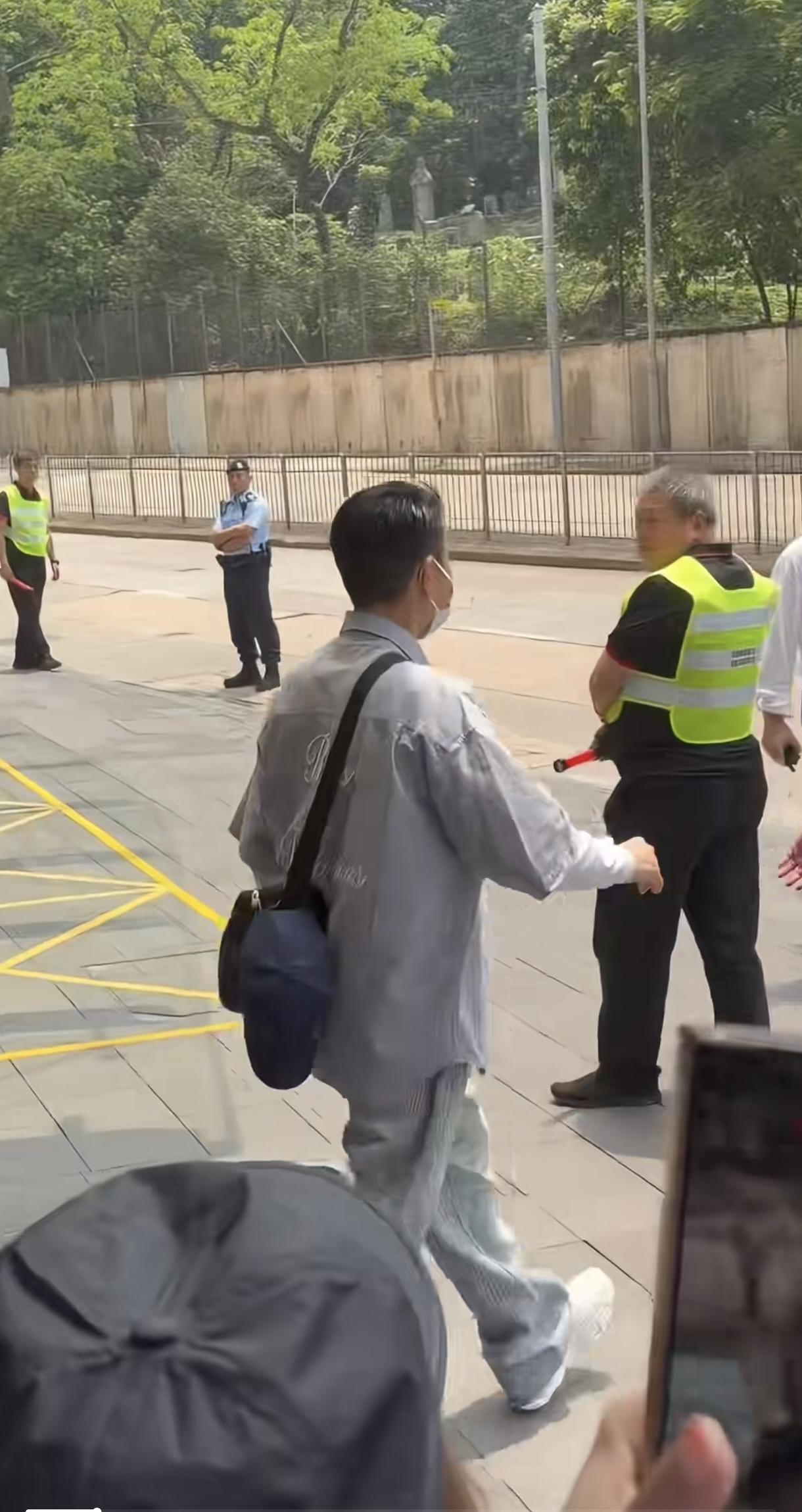 刘德华从香港赛马会出来，包都是自己背，从双肩包看到侧背包。步幅快，动作敏捷，看起