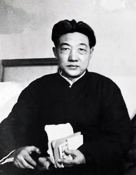 1954年，90岁高龄的齐白石，突然得知好友徐悲鸿去世的噩耗。他走进徐家卧室，就