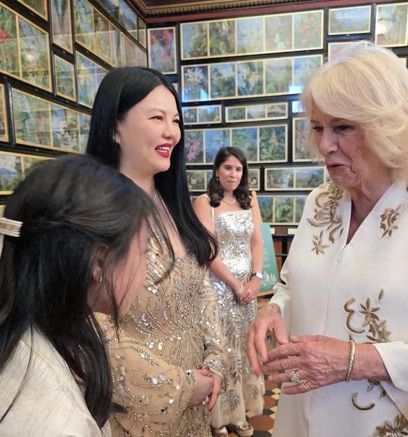 46岁李湘携女赴英参加皇室聚会，王诗龄全套珠宝加身，“富贵胖”引热议王诗龄回到