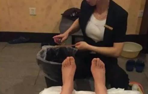 “色字头上一把刀”3月湖北麻城，62岁大爷在出租房内，接受女技师的有偿按摩，没想