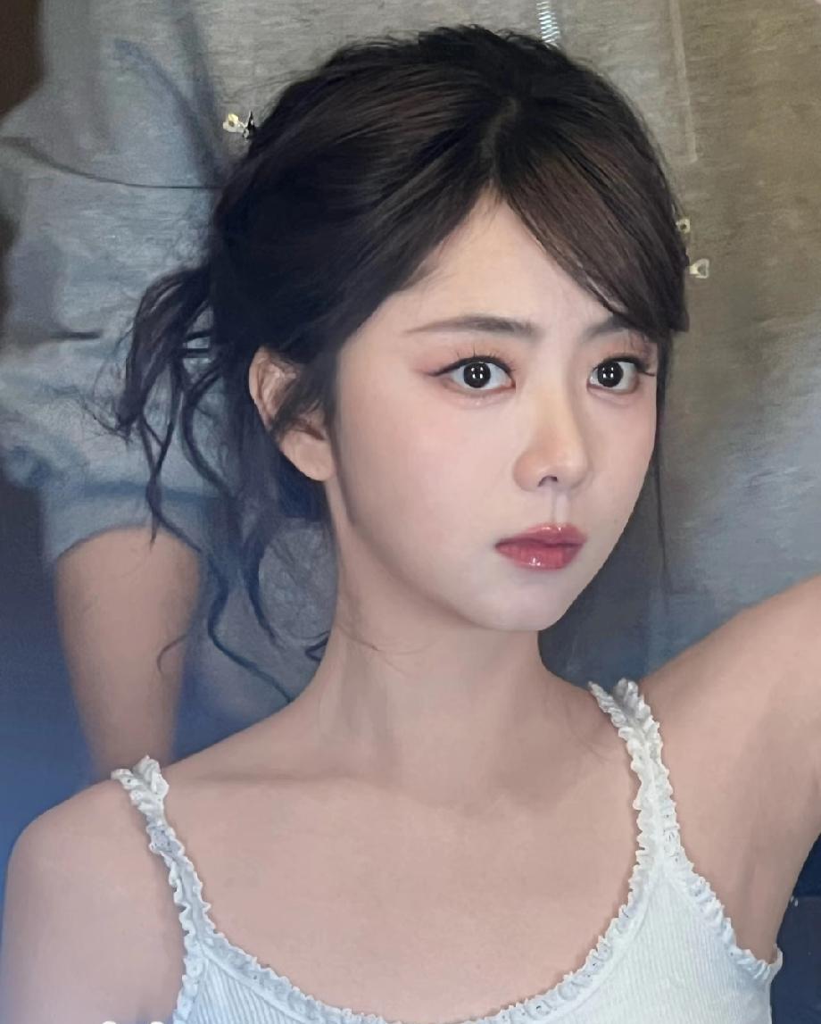 别被“甜妹”这词给骗了，谭松韵那壳子下面，根本就不是什么娇气包。你以为她就只会