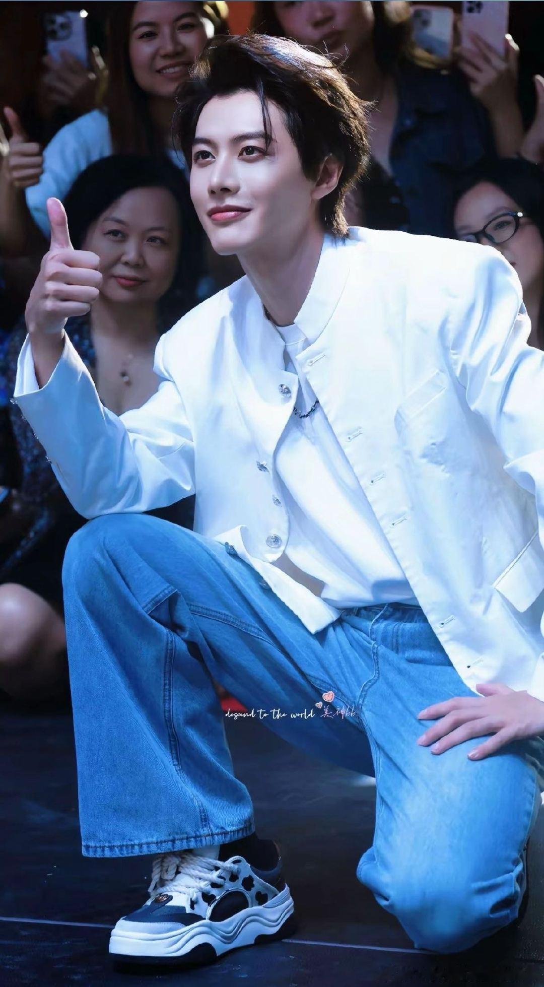 何健麒救命！何健麒这杂志封面帅到我失语！熟男魅力直接拉满，完全超出预期