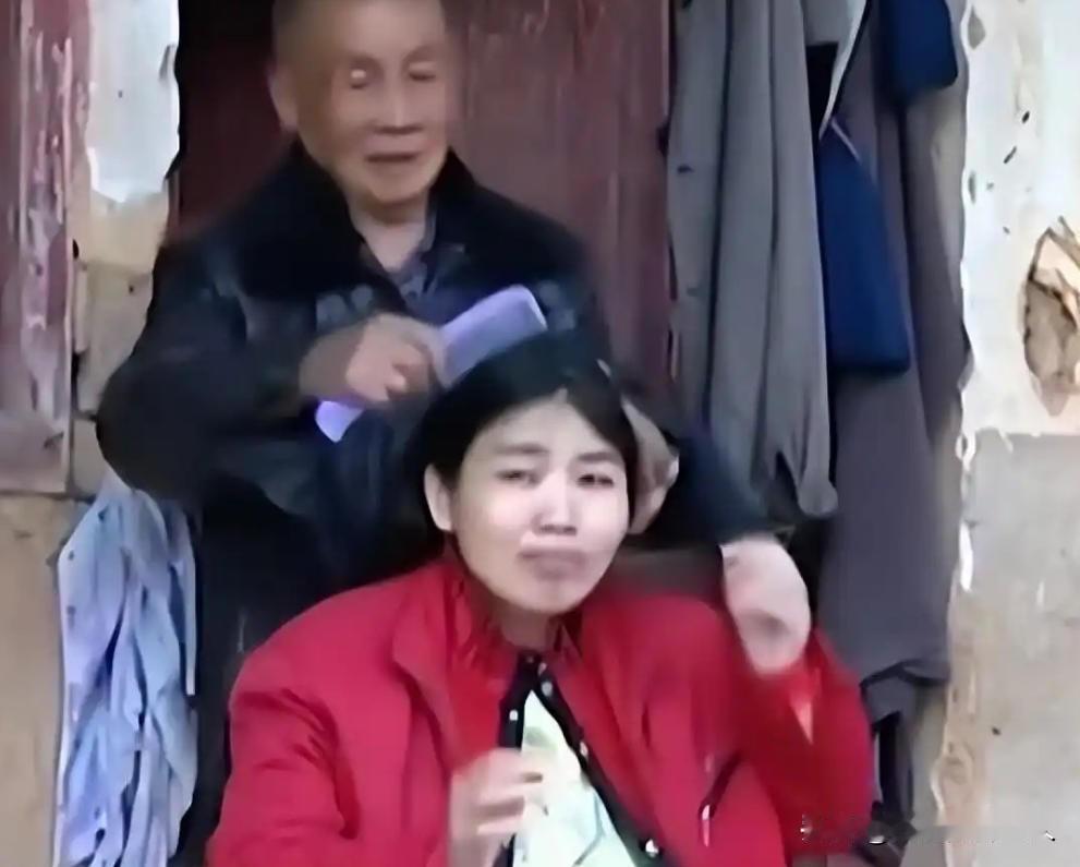 湖南63岁老光棍，捡到一名16岁患有精神疾病的流浪女当妻子。几年后女子为他生下1