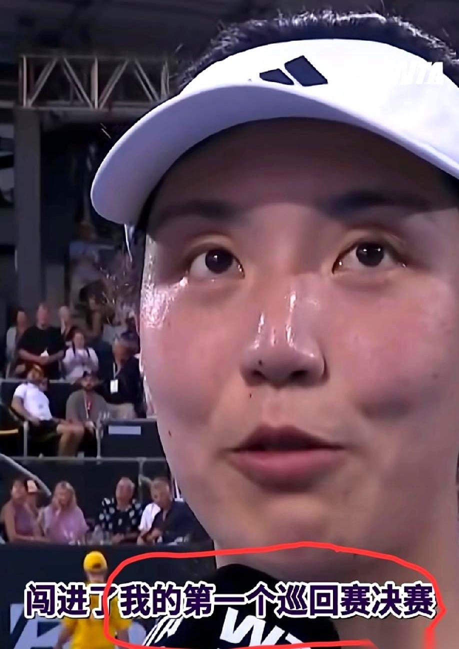 她说，这是她第一个决赛。话音刚落，场边的教练都快急疯了，隔空拼命比划：是第二个
