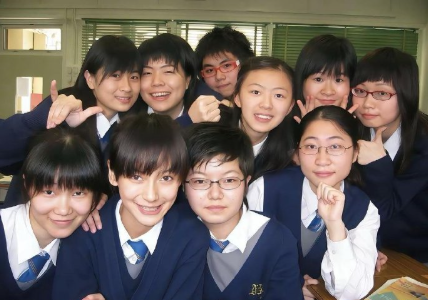 06年，17岁的杨颖在香港读高中时，与同学拍下了几张合影，相片中她那清秀的模样，